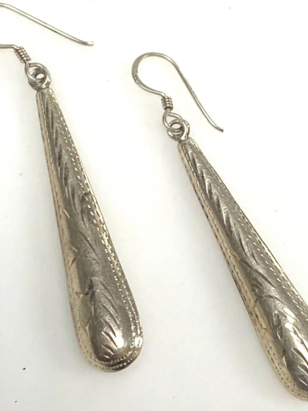 m949 Vintage Classic Style Sterling Silver Etched Teardrop Dangle Earrings